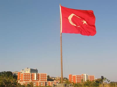 <font face="verdana,geneva" size="2">Saygı duruşu ve İstiklal Marşı'nın okunması ile başlayan t&ouml;rende Sakarya &Uuml;niversitesi Rekt&ouml;r&uuml; Prof. Dr. Mehmet Durman ve Adapazarı Rotary Kul&uuml;b&uuml; d&ouml;nem guvern&ouml;r&uuml; Aziz Aydınalp ile &ouml;nceki d&ouml;nem guvern&ouml;r&uuml; &Ouml;mer Tezcan birer konuşma yaptı. <br /><br />SA&Uuml; Rekt&ouml;r&uuml; Prof. Dr. Mehmet Durman t&ouml;rende yaptığı konuşmada, <font color="#cc0000">&quot;</font><font color="#cc0000">17 Ağustos 1999 Marmara Depremi şehitlerimizi rahmetle anarken, bu anlamlı g&uuml;nde Adapazarı Rotary Kul&uuml;b&uuml; tarafından &uuml;niversitemize hediye edilen b&ouml;ylesine &ouml;nemli ve anlamı bir hediye i&ccedil;in de ayrıca teşekk&uuml;r ederiz.&quot;</font> dedi. T&ouml;rende ayrıca b&uuml;y&uuml;k bayrak direğini &uuml;niversiteye hediye eden Adapazarı Rotary Kul&uuml;b&uuml; y&ouml;neticilerine Sakarya &Uuml;niversitesi Rekt&ouml;r&uuml; Prof. Dr. Mehmet Durman tarafından birer <strong><font color="#cc0000">&quot;Teşekk&uuml;r Plaketi&quot;</font></strong> verildi.</font>