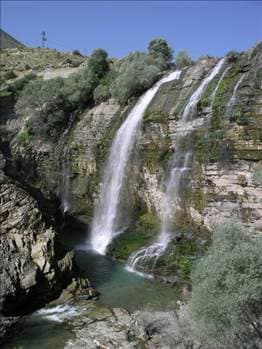 <font face="arial,helvetica,sans-serif" size="2"><strong>Erzurum'da bir şelale</strong><br /><br />Tortum'a 35 km. uzaklıktaki şelale, 48 metrelik y&uuml;ksekliği ile Asya ve Avrupa'nin en b&uuml;y&uuml;k, d&uuml;nyaniın ise &uuml;&ccedil;&uuml;nc&uuml; b&uuml;y&uuml;klukteki şelalesi olarak biliniyor.</font>