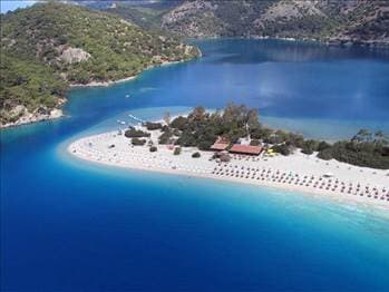 <font face="arial,helvetica,sans-serif" size="2"><strong>Denizi de doğası da eşsiz<br /></strong><br />Fethiye'ye bağlı &Ouml;ludeniz'de, d&uuml;nyanın en g&uuml;zel kumsalında denize girebilir, Kelebekler Vadisi ve Gemiler Adası'nı g&ouml;rebilir, Babadağ'dan yama&ccedil; paraş&uuml;t&uuml; yapabilirsiniz</font>