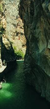 <font face="arial,helvetica,sans-serif" size="2"><strong>Kanyonda s&uuml;rpriz yolculuk</strong><br /><br />Fethiye-Antalya arasındaki 18 km. uzunluğundaki Saklıkent, olağan&uuml;st&uuml; g&uuml;zellikler sunan bir vadi olarak karşımıza &ccedil;ıkıyor. İlerlemek i&ccedil;in kayalara tırmanacağınız mekan size farklı bir deneyim sunacak.</font>