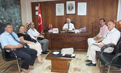 <font face="verdana,geneva" size="2">İl genelinde herkesin oturdukları mahallelerdeki okullara &ouml;ğrenci kayıtlarını yaptırması gerektiğini ifade eden Milli Eğitim M&uuml;d&uuml;r&uuml; Murat Yazıcı, 5490 sayılı kanuna g&ouml;re &ouml;ğrenci kayıtlarında ger&ccedil;eğe aykırı beyanda bulunanların, ger&ccedil;ek dışı belgelere imza atanların idari para cezası ve hapis cezalarıyla karşı karşıya kalacaklarını belirtti. Okul y&ouml;neticilerini &ouml;ğrenci kayıtlarında y&ouml;netmeliklere uygun olarak hareket etmeleri konusunda uyaran Milli Eğitim M&uuml;d&uuml;r&uuml; Murat Yazıcı, merkezde yoğun talep g&ouml;ren ilk&ouml;ğretim okullarına yapılacak &ouml;ğrenci kayıtlarında b&ouml;lgeden alınacak &ouml;ğrencilerle sınıfların dolmaması durumunda, </font><font face="verdana,geneva"><font size="2"><font color="#cc0000">&ouml;ncelikli olarak kardeşi aynı okulda bulunan ve anasınıfında okuyan &ouml;ğrencilerin kayıtlarının alınacağını, yine dolmaması halinde ise sırasıyla kardeşi okulda okuyanların, anasınıfına devam edenlerin, anne veya babasının iş yeri okul b&ouml;lgesinde bulunanların kayıtlarının yapılacağını s&ouml;yledi. <br /></font><br />İlk&ouml;ğretim kayıtlarında ge&ccedil;en yıla oranla bu yıl fazla bir sorunun yaşanmadığını dile getiren Yazıcı, kayıtlar sırasında okul aile birlikleri tarafından alınacak bağışların g&ouml;n&uuml;ll&uuml;l&uuml;k esasına dayalı olarak alınabileceğini, kesinlikle herhangi bir zorlamanın yapılamayacağını vurguladı. Toplantıda ayrıca ara sınıflarda okuyan &ouml;ğrencilerin nakil işlemlerinin Milli Eğitim M&uuml;d&uuml;rl&uuml;ğ&uuml;'nce oluşturulan komisyon tarafından ilgili y&ouml;netmelik &ccedil;er&ccedil;evesinde yapılacağı belirtildi.</font><br /></font>