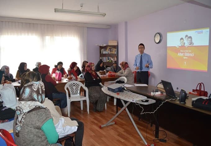 Halk eğitim personeline afet bilinci eğitimi verildi