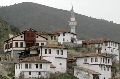 <p><font size="2"><font face="verdana,geneva"><strong>ALTTAN ISITMALI 490 YILLIK CAMİ</strong> </font></font></p><p><font face="verdana,geneva" size="2"></font></p><p><font face="verdana,geneva" size="2">Osmanlı Sadrazamları'ndan Yunus Paşa tarafından 1517 yılında Mimar Sinan'a yaptırılan Kurşunlu Cami'nin de ziyaret&ccedil;ilerin en &ccedil;ok uğradığı yer olduğunu vurgulayan &Ouml;zkahraman, bu g&uuml;ne kadar onlarca deprem g&ouml;ren caminin hala dimdik ayakta durduğunu belirtti. </font></p><p><font face="verdana,geneva" size="2">490 yıllık caminin mimari &ouml;zelliklerinin de dikkat &ccedil;ektiğini anlatan &Ouml;zkahraman şu bilgileri verdi: <font color="#cc0000">&quot;Cami ilgin&ccedil; mimari &ouml;zelliği ile dikkat &ccedil;ekiyor. Mimar Sinan yapıya taş bloklar yerleştirirken taşın ortalarını oyup demir &ccedil;ubuk yerleştirdikten sonra &uuml;zerine har&ccedil;tan &ccedil;ok eritilmiş kurşun d&ouml;kt&uuml;rm&uuml;ş. Cami bu sebeple sağlamlığı ile ender eserlerden biri. Ayrıca yanında bulunan hamamdan d&ouml;şenen tesisatla cami alttan ısıtılmış. Taraklı, Osmanlı topraklarına ilk katılan ve tarihi İpek Yolu &uuml;zerinde bulunan bir yer. İl&ccedil;edeki cami ve evler eşsiz mimariye sahip. İnsanlar bu g&uuml;zelliği g&ouml;r&uuml;nce hayran kalıyorlar.&quot;</font> </font></p><p><font face="verdana,geneva" size="2"></font></p><p><font face="verdana,geneva" size="2">Taraklı Belediye Başkanı Tacettin &Ouml;zkahraman, Taraklı'ya gelen insanların konaklaması, il&ccedil;ede daha uzun s&uuml;re ile kalabilmeleri i&ccedil;in tesis &ccedil;alışmalarının s&uuml;rd&uuml;ğ&uuml;n&uuml;, otelcilik sekt&ouml;r&uuml;n&uuml;n bu yerin değerini anladığını s&ouml;zlerine ekledi.</font></p>