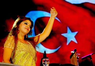 <p><font face="verdana,geneva" size="2">Kent Park'ta t&uuml;rk&uuml; ziyafeti &ccedil;eken Sakaryalılar, g&ouml;n&uuml;llerince eğlendi. Program sonunda sanat&ccedil;ılara &ccedil;i&ccedil;ek ve teşekk&uuml;r plaketi takdim eden B&uuml;y&uuml;kşehir Belediye Başkanı Aziz Duran, <font color="#cc0000">&quot;B&ouml;yle g&uuml;zel bir programı, b&ouml;yle değerli sanat&ccedil;ıları Sakarya'mızda ağırlamaktan b&uuml;y&uuml;k mutluluk duyduk. <strong>'Anadolu'nun Sesi'</strong> ancak b&ouml;yle değerli sanat&ccedil;ıların ağzından seslendirilebilirdi. TRT'mize bu g&uuml;zel programı Sakarya'da yaptığı i&ccedil;in teşekk&uuml;r ediyorum.&quot;</font> şeklinde konuştu. </font></p><p><font face="verdana,geneva" size="2"></font></p><p><font face="verdana,geneva" size="2">TRT Genel M&uuml;d&uuml;r&uuml; İbrahim Şahin de, B&uuml;y&uuml;kşehir Belediye Başkanı Aziz Duran'a programa yaptığı katkılardan dolayı plaket g&ouml;nderdi. Plaketi TRT İstanbul M&uuml;d&uuml;r Yardımcısı H&uuml;seyin Başusta, Başkan Duran'a takdim etti.</font></p>