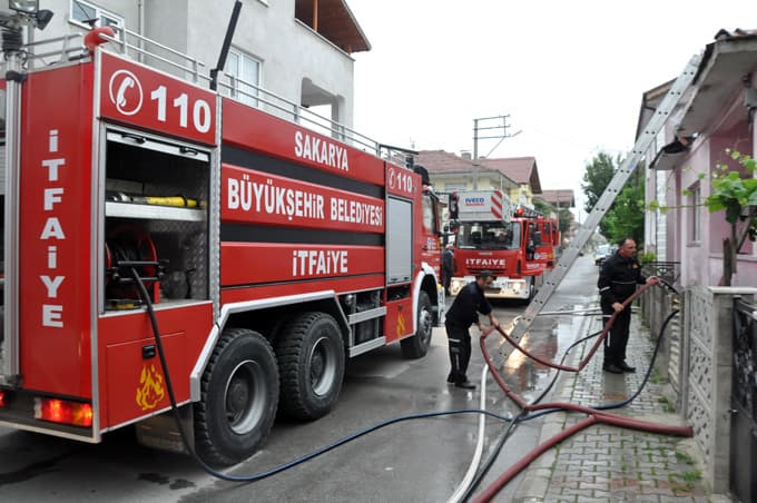 Çatıda başlayan yangın, ahşap evi kül etti