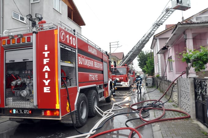 Çatıda başlayan yangın, ahşap evi kül etti