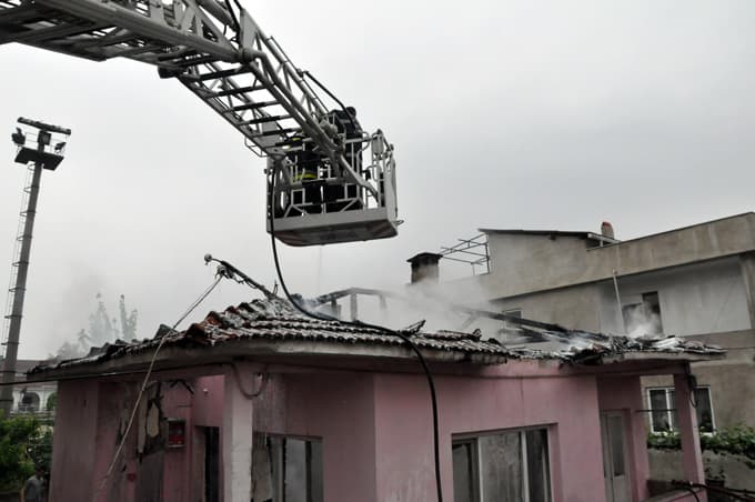 Çatıda başlayan yangın, ahşap evi kül etti