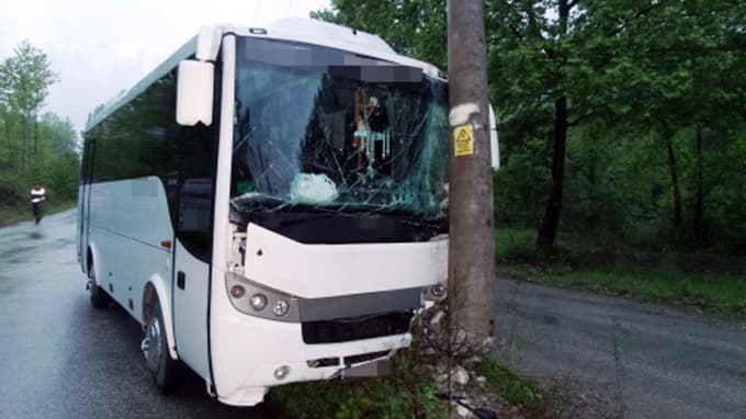 Tur otobüsü elektrik direğine çarptı: 14 yaralı