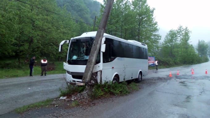 Tur otobüsü elektrik direğine çarptı: 14 yaralı