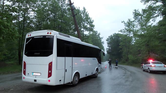 Tur otobüsü elektrik direğine çarptı: 14 yaralı