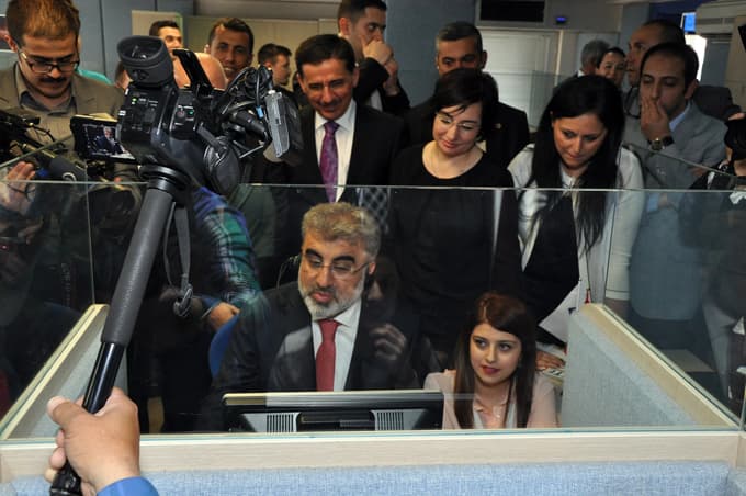 Bakan Yıldız, ödüllü çağrı merkezini inceledi
