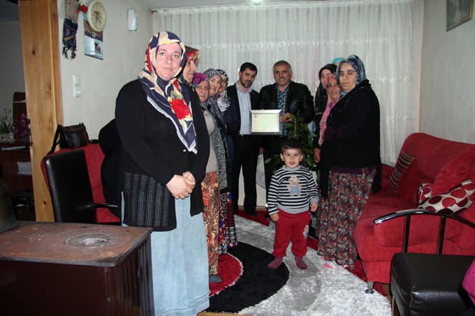 Gelen tebrik çiçeklerini, vatandaşlara götürdü
