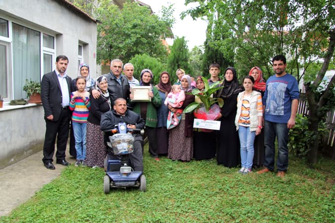 Gelen tebrik çiçeklerini, vatandaşlara götürdü