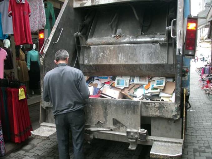 5 bin kitap 'eskidi' diye çöpe atıldı