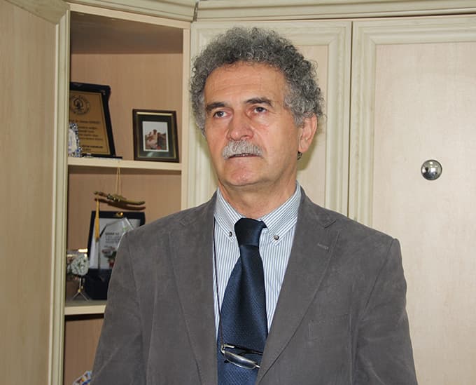 SAÜ'lü Prof. Çerezci'den; "Konuşmayın, mesajlaşın!"