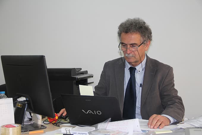 SAÜ'lü Prof. Çerezci'den; "Konuşmayın, mesajlaşın!"