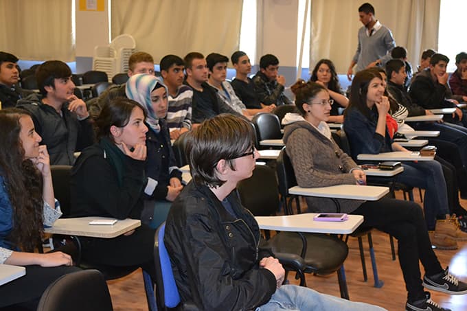 Gazeteci Tandoğan öğrencilerle deneyimlerini paylaştı