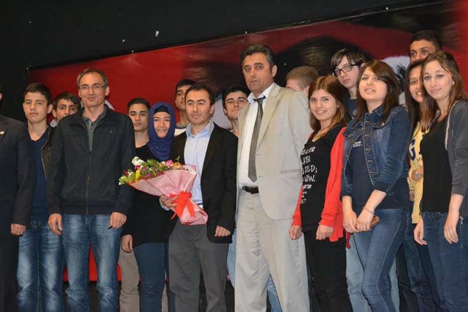 Gazeteci Tandoğan öğrencilerle deneyimlerini paylaştı