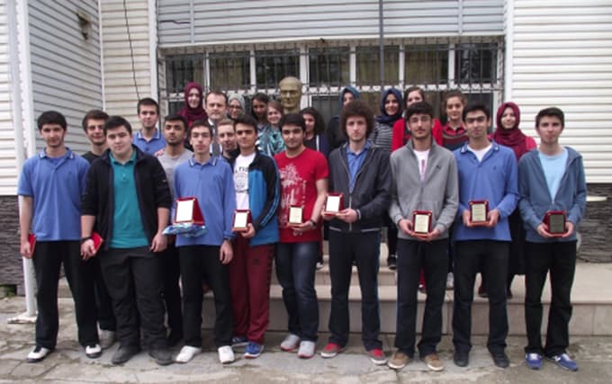 YGS'de başarılı öğrenciler ödüllendirildi