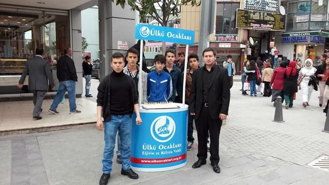 Ülkü Ocakları lokum dağıttı