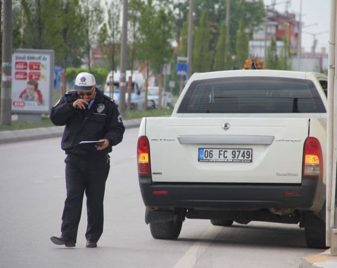Otomobil ters yönden gelen bisikletliye çarptı