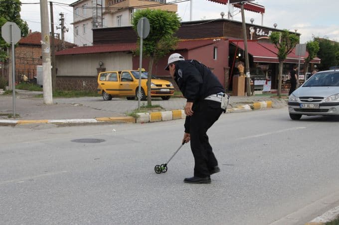 Otomobil ters yönden gelen bisikletliye çarptı