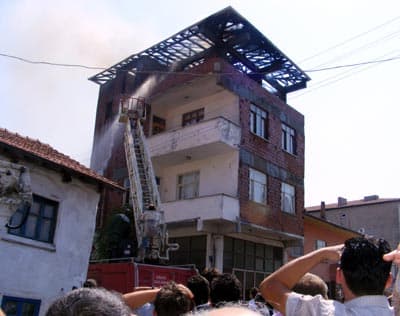 Binanın 4. Katında Çıkan Yangın Korkuttu