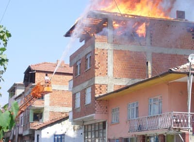 Binanın 4. Katında Çıkan Yangın Korkuttu