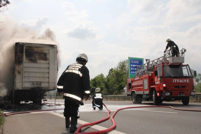 Lastiği patlayan TIR, alev alev yandı