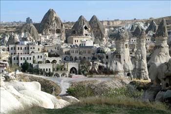 <font face="arial,helvetica,sans-serif" size="2"><strong>Kapadokya anlatılmaz, yaşanır</strong><br /><br />Kapadokya'da balon turu fotoğraflarına bakıp i&ccedil; ge&ccedil;irenlerden misiniz? Cevabınız evetse bu yaz, tatilinizin bir kısmını peribacalarını g&ouml;rmeye ayırın.</font>