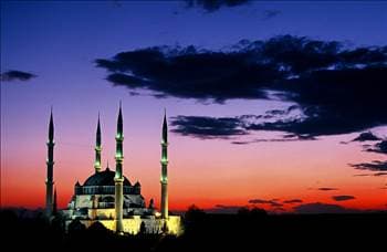 <font face="arial,helvetica,sans-serif" size="2"><strong>Sinan'ın şaheseri Selimiye</strong><br /><br />Edirne Selimiye Camii, Mimar Sinan'ın başyapıtlarindan biri. Aynı zamanda Osmanlı-T&uuml;rk mimarisinin de doruk noktası. İ&ccedil;eride bulunan &ccedil;inilerin, hatların, mermerlerin ve işlemelerin hepsi ise ayrı bir sanat eseri.</font>