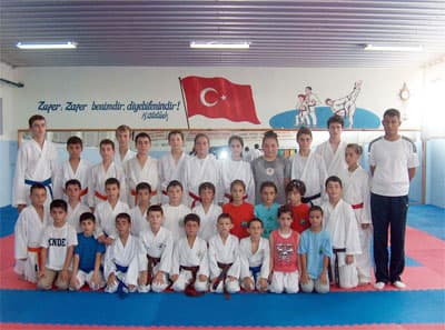 30 Karateci İş Başında
