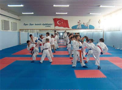 30 Karateci İş Başında