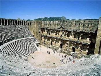 <font face="arial,helvetica,sans-serif" size="2"><strong>Antik g&uuml;zel Aspendos</strong><br /><br />Aspendos, amfitiyatrosuyla meşhur bir antik kent. Antalya'nın 49 km. batısında yer alıyor. M.S. 2. yy'da Romalılar tarafından inşa edilen tiyatro 15 bin kişi kapasitesi ile en iyi korunmuş eski yapılardan.</font>