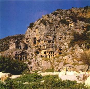 <font face="arial,helvetica,sans-serif" size="2"><strong>Uluslararası &uuml;ne sahip<br /></strong><br />Uluslararası bir &uuml;ne sahip Demre'de Noel Baba Kilisesi, Myra antik kentinin dağa ustalıkla oyulmuş kaya mezarları g&ouml;r&uuml;lmeye değer yerler. Kaş'a 40 km. mesafede bulunuyor.</font>