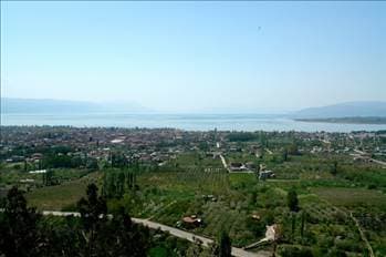 <font face="arial,helvetica,sans-serif" size="2"><strong>İznik'e bir g&uuml;n ayırın</strong><br /><br />Yolunuz Bursa'ya d&uuml;şt&uuml;yse İznik'i mutlaka g&ouml;rmelisiniz. Sel&ccedil;uklu ve Osmanlı eserlerinin kol kola verdiği bu şirin il&ccedil;e Bursa'ya bir saatlik mesafede. &Ccedil;inileri de d&uuml;nyaca &uuml;nl&uuml;.</font>