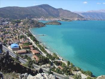 <font face="arial,helvetica,sans-serif" size="2"><strong>Yedi renkli g&ouml;l Eğirdir<br /></strong><br />Isparta sınırları i&ccedil;indeki Eğirdir G&ouml;l&uuml;'n&uuml;n manzarası yılın her mevsimi harika. Genelde &ccedil;amg&ouml;beği renginde olan g&ouml;l; bazı g&uuml;n ve saatlerde değişik renklere b&uuml;r&uuml;nd&uuml;ğ&uuml; i&ccedil;in halk arasında yedi renkli olarak anılıyor.</font>