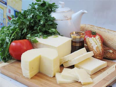 <p><font face="verdana,geneva" size="2"><strong>%100 katkısız &uuml;r&uuml;nler</strong></font></p><p><font face="verdana,geneva" size="2">&Ouml;zerler, doğal kaynaklardan elde ettiği % 100 katkısız s&uuml;tleri son teknoloji ile işleyerek unutulmaz damak tadı verecek, ger&ccedil;ek lezzetli &uuml;r&uuml;nler &uuml;retiyor. Doğal gıdanın en kıymetlisi olan s&uuml;tten; doğallığını bozmadan g&uuml;venli ve y&uuml;ksek kalitede yoğurt, ayran, tereyağı ve y&ouml;resel peynirler gibi farklı &ccedil;eşit ve gramajlardaki &uuml;r&uuml;nlerini m&uuml;şterileriyle buluşturuyor.</font></p><p><font face="verdana,geneva" size="2"><strong>&Ouml;nce insan sağlığı</strong></font></p><p><font size="2"><font face="verdana,geneva">S&uuml;t &uuml;r&uuml;nlerine artan talebi karşılamak i&ccedil;in&nbsp;2. şubelerini a&ccedil;tıklarını belirten Yakup &Ouml;zer firma felsefesini şu s&ouml;zlerle a&ccedil;ıklıyor: <font color="#cc0000">&quot;Bizim i&ccedil;in, <strong>'insan sağlığı ve kalite s&uuml;rekliliği'</strong> her şeyden &ouml;nce gelir. M&uuml;şterilerimizi en iyi şekilde memnun etmek i&ccedil;in kurulduğumuz g&uuml;nden bu yana b&ouml;yle bir ilkeyi benimsedik. Amacımız, &ccedil;eyrek asırlık bir deneyimin kazandırmış olduğu tecr&uuml;be ile birlikte her zaman bir &ouml;ncekinin daha iyisini değerli t&uuml;keticilerimize sunmaktır. Firmamız bu felsefe ile g&uuml;n&uuml;m&uuml;ze kadar gelmiş ve bu felsefe ile de geleceğe emin adımlarla ilerlemektedir.&quot;</font></font></font></p>