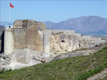 <font face="arial,helvetica,sans-serif" size="2"><strong>A&ccedil;ık hava m&uuml;zesi Harput</strong><br /><br />Elazığ'a 5 km. mesafedeki Harput il&ccedil;esi bir a&ccedil;ık hava m&uuml;zesi g&ouml;r&uuml;n&uuml;m&uuml;nde. M&uuml;zesi, kalesi, Ulu Camii, Meryem Ana Kilisesi ve Buzluk Mağarasıyla g&ouml;r&uuml;lmeye değer bir turizm merkezidir.</font>