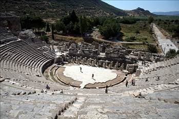 <font face="arial,helvetica,sans-serif" size="2"><strong>Antik kentte gizemli yolculuk</strong><br /><br />İzmir'in Sel&ccedil;uk il&ccedil;esi yakınlarındaki 4 bin yıllık Efes Antik Kenti, kiliseleri, &ccedil;arşıları, mağaraları, &ccedil;eşmeleri ile en &ccedil;ok ilgi &ccedil;eken turistik mekanlardan.</font>