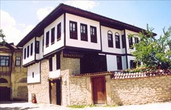 <font face="arial,helvetica,sans-serif" size="2"><strong>Anadolu'nun b&uuml;t&uuml;n g&uuml;zel evleri</strong><br /><br />Karab&uuml;k'e bağlı bir Karadeniz kasabası olan Safranbolu, klasik Osmanlı kent mimarisini yansıtan evleriyle tanınıyor. T&uuml;rkiye'de 'D&uuml;nya Mirası Listesi'nde yer alan 9 k&uuml;lt&uuml;rel varlıktan biri...</font>