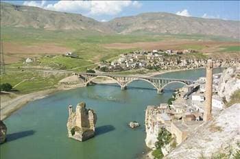 <font face="arial,helvetica,sans-serif" size="2"><strong>K&uuml;lt&uuml;rlerin kavşak noktası<br /></strong><br />Mardin ve Batman arasında yer alan Hasankeyf, konum itibarıyla k&uuml;lt&uuml;rlerin kavşak noktasında bulunuyor. (Kaynak : Atlas Dergisi)</font>