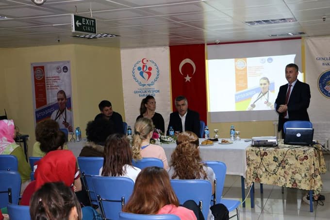 Üniversite gençliği Şeyda'yı dinledi