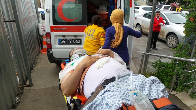 Sapanca'da inşaat iskelesinden düşen 2 işçi yaralandı
