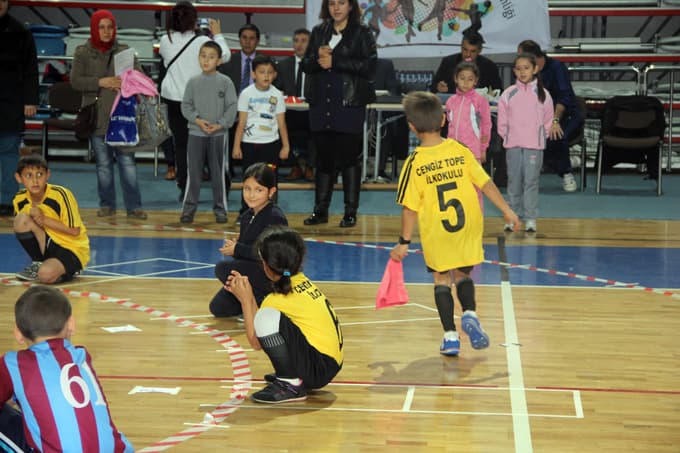 Minik öğrenciler 'al satarım bal satarım' ile yarıştı