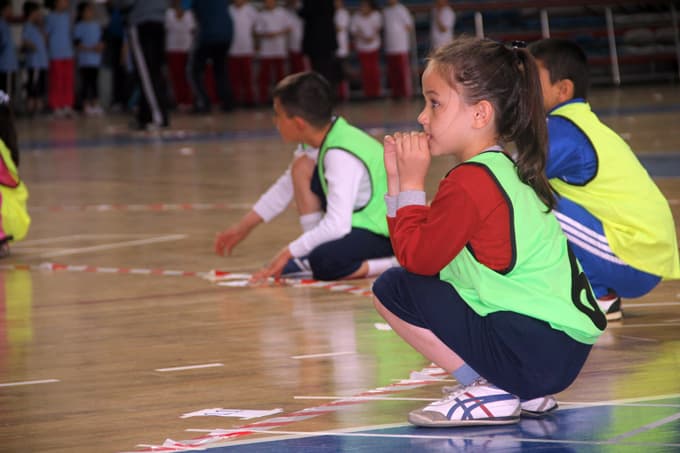 Minik öğrenciler 'al satarım bal satarım' ile yarıştı