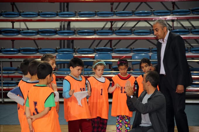 Minik öğrenciler 'al satarım bal satarım' ile yarıştı
