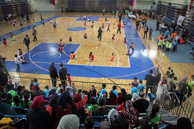 Minik öğrenciler 'al satarım bal satarım' ile yarıştı