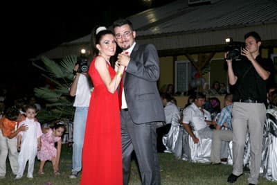 <p align="center"><font face="verdana,geneva" size="2">Tuğba ve &Ouml;zkan &ccedil;ifti, ilk danslarını yaparken, mutlulukları y&uuml;zlerine yansıdı.</font></p>