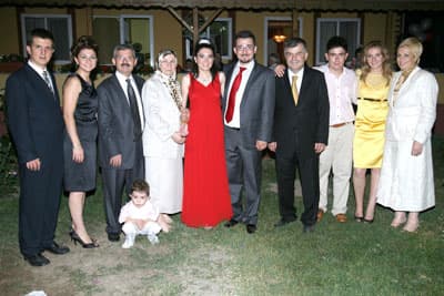 <p align="center"><font face="verdana,geneva" size="2">Pekşen ve Saral aileleri, gen&ccedil;lerin m&uuml;r&uuml;vvetini g&ouml;rmenin heyecan ve mutluluğunu bir arada yaşadı.</font></p>